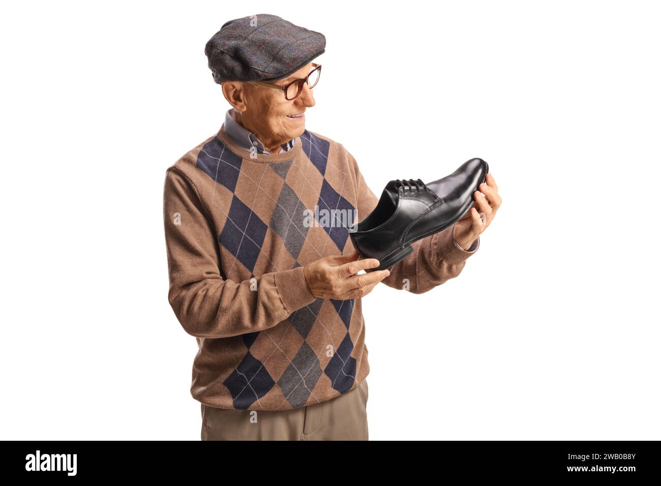 Ein älterer Mann überprüft einen schwarzen Lederschuh isoliert auf weißem Hintergrund Stockfoto