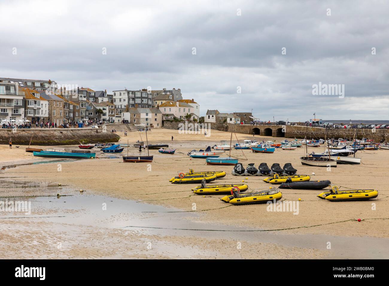 St Ives Cornwall England, september 2023, Hafen Sand und Boote in der Bucht bei Ebbe, Vereinigtes Königreich, 2023 Stockfoto