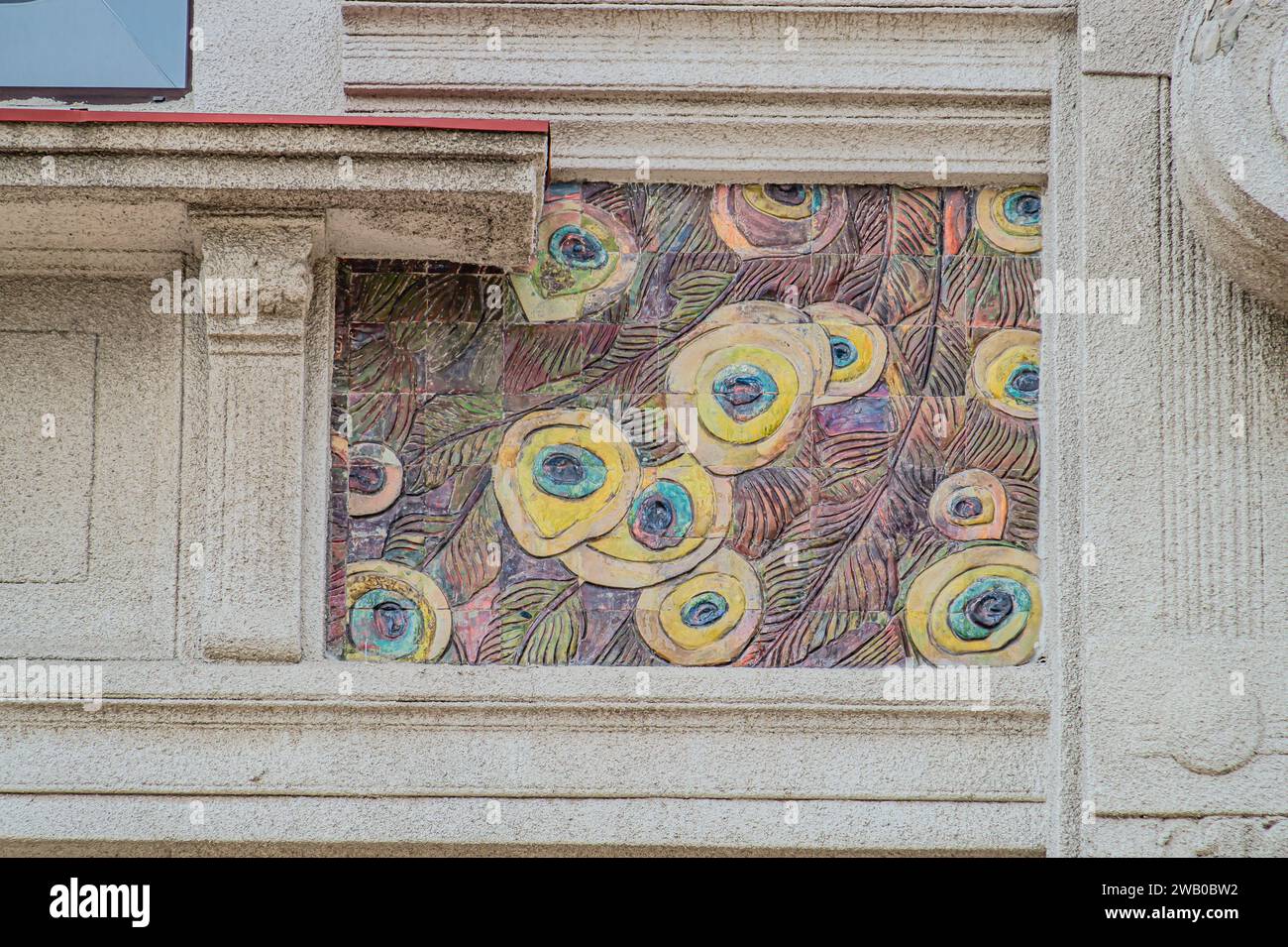 Fragment der Fassade eines Gebäudes in Charkow. Manufaktur des frühen 20. Jahrhunderts. Im Jugendstil. Der Autor der Majolika an der Fassade ist Stockfoto