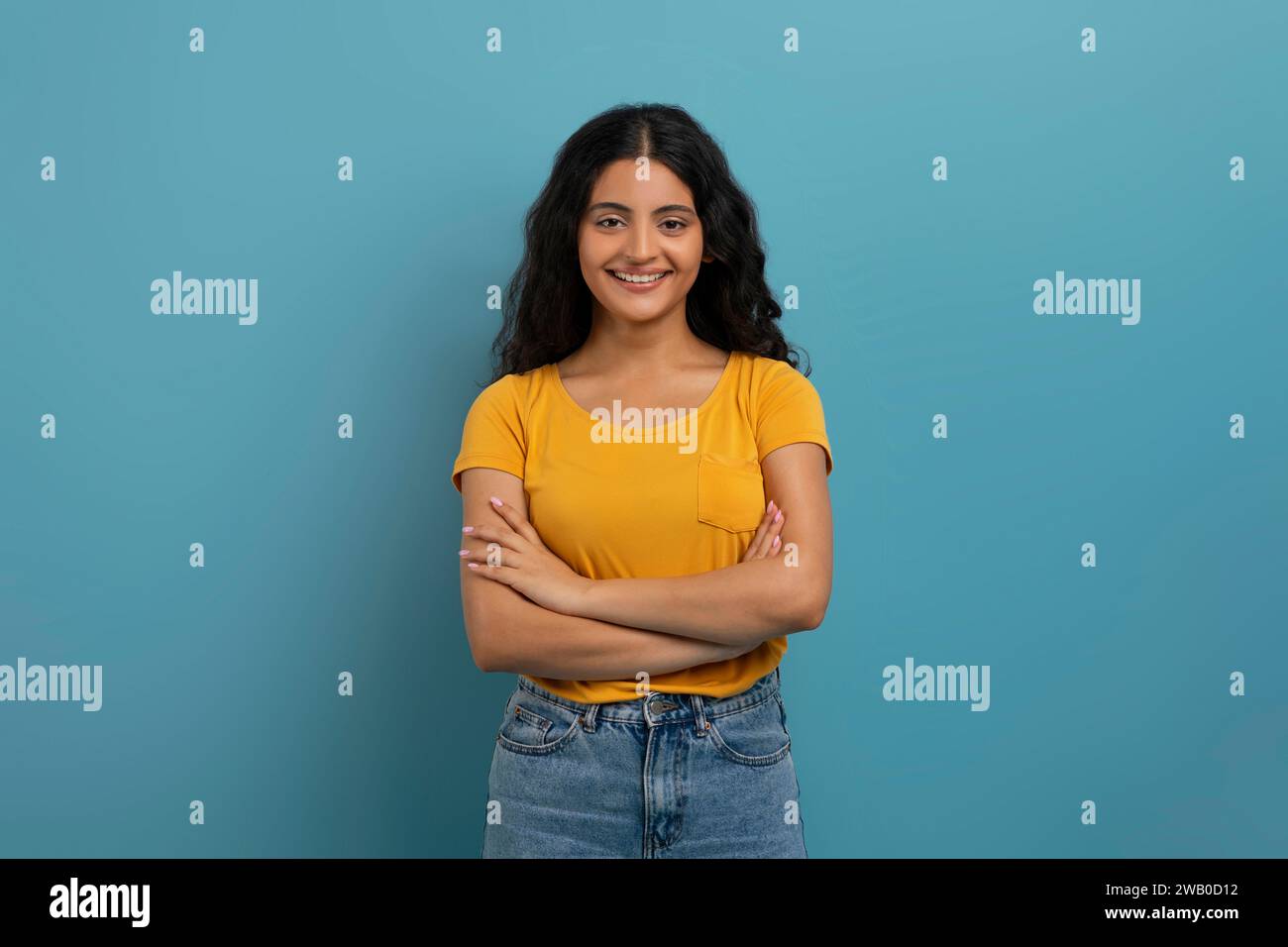 Studio-Aufnahme einer fröhlichen, schönen jungen indianerin Stockfoto