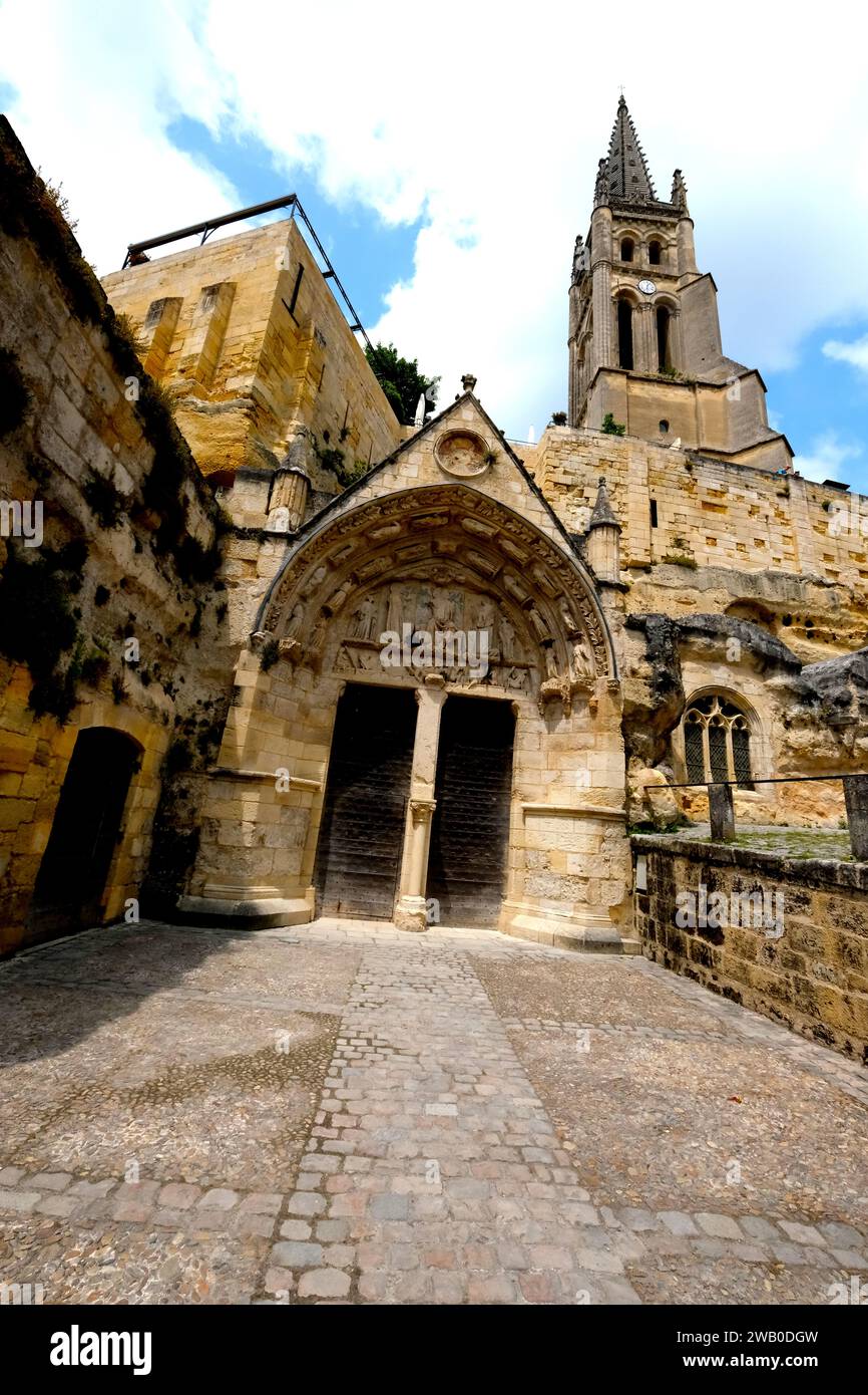 Die monolithische Kirche Saint Emilion in der mittelalterlichen Stadt St. Emilion im Departement Gironde im Südwesten Frankreichs Stockfoto