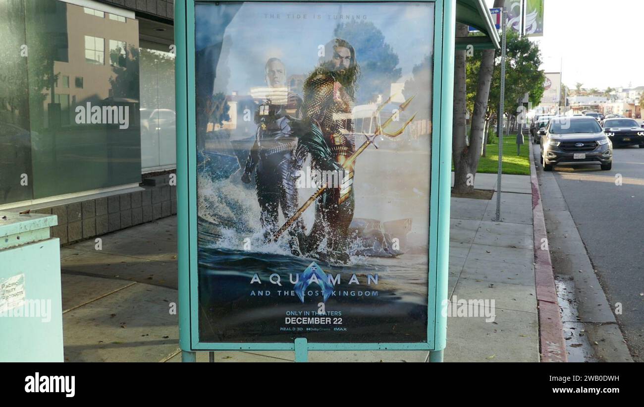 Burbank, Kalifornien, USA 29. Dezember 2023 Warner Bros. Aquaman and the Lost Kingdom Bus Stop mit Jason Momoa am 29. Dezember 2023 in Burbank, Kalifornien, USA. Foto: Barry King/Alamy Stock Photo Stockfoto