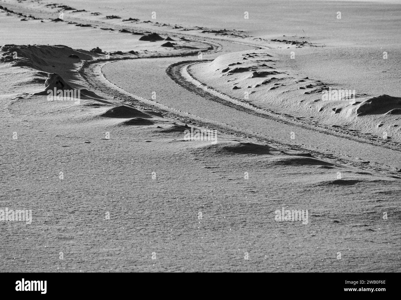 Blick auf die schneebedeckte Landstraße auf einem Feld Stockfoto