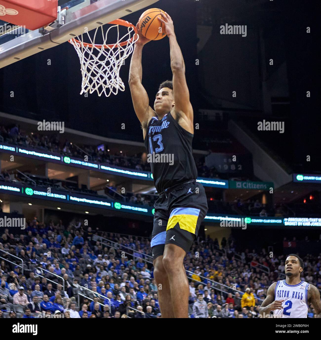 Marquette Golden Eagles stürzte Oso Ighodaro (13) in der ersten Halbzeit gegen die Seton Hall Pirates während eines Big East Basketball Matchups im Prudential Center in Newark, New Jersey am Samstag, 6. Januar 2024. Duncan Williams/CSM Stockfoto