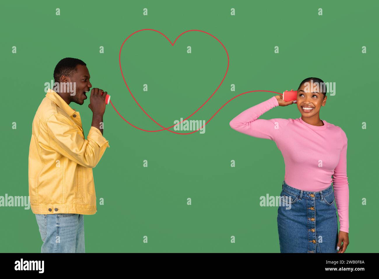 Ein liebevoller Mann, der seiner Freundin romantische Worte über das Dosentelefon erzählt Stockfoto