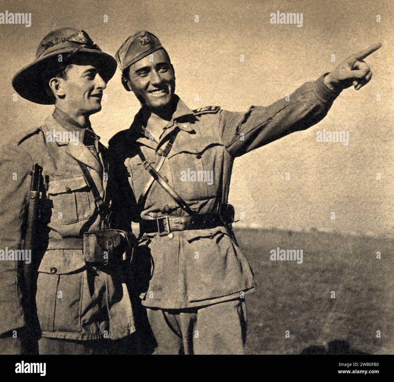 1942 , TRIPOLIS , LIBYEN : der italienische Film feierte den Schauspieler ALBERTO SORDI ( 1920–2003 ) als jung war . Während der Dreharbeiten des Films GIRABUB von Goffredo Alessandrini. 1940 wurde Sordi zu den Waffen berufen , trug er die Uniform der Königlichen Armee und diente in der Garnison-Musikband des 81. Infanterieregiments Turin . Unbekannter Fotograf. - GESCHICHTE - Foto STORICHE - FILM - FILM - KINO - Porträt - Ritratto - LIBIA - 2. Weltkrieg - SECONDA GUERRA MONDIALE - 2. WELTKRIEG - Smile - sorriso - Divisa uniforme militare - Militäruniform - ARCHIVIO GBB Stockfoto