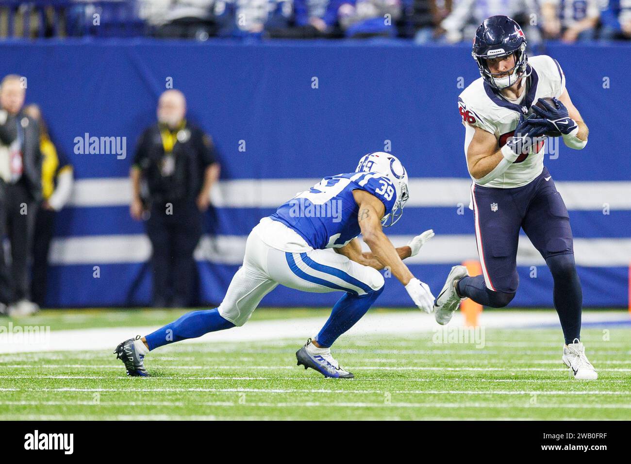 6. Januar 2024: Houston Texans Tight End Dalton Schultz (86) läuft mit dem Ball, als der Defensivback der Indianapolis Colts Darrell Baker Jr. (39) während des NFL-Fußballspiels im Lucas Oil Stadium in Indianapolis, Indiana, verfolgt. John Mersits/CSM. Stockfoto