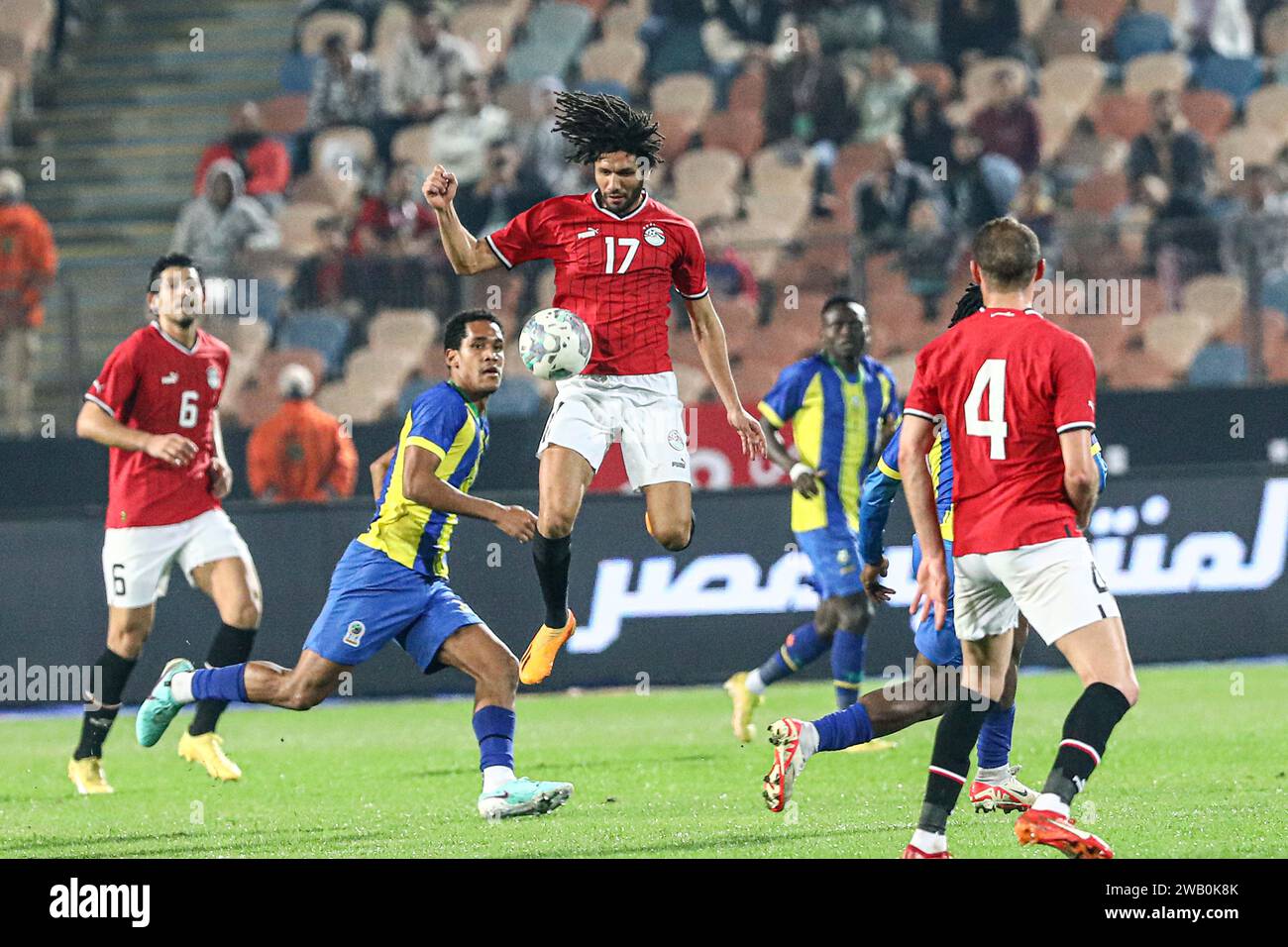 Kairo, Ägypten. Januar 2024. Mohamed Elneny (Top) aus Ägypten springt während eines internationalen Freundschaftsfußballspiels zwischen Ägypten und Tansania vor der Confederation of African Football (CAF) Africa Cup of Nations Cote d’Ivoire 2023 in Kairo, Ägypten, am 7. Januar 2024 um den Ball. Quelle: Ahmed Gomaa/Xinhua/Alamy Live News Stockfoto