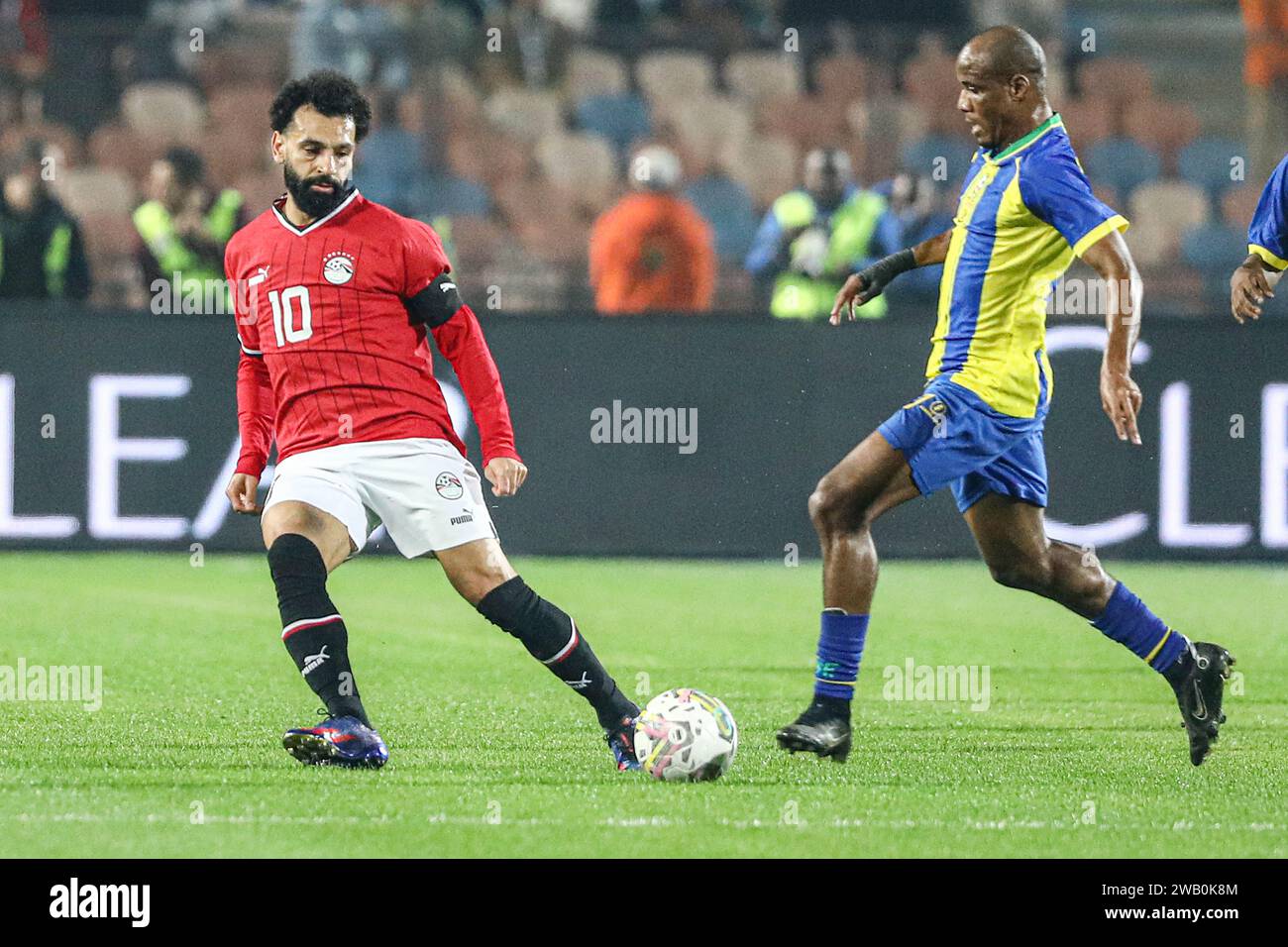Kairo, Ägypten. Januar 2024. Mohamed Salah (L) von Ägypten tritt während eines internationalen Freundschaftsfußballspiels zwischen Ägypten und Tansania vor dem Africa Cup of Nations Cote d'Ivoire 2023 in Kairo (Ägypten) am 7. Januar 2024 an. Quelle: Ahmed Gomaa/Xinhua/Alamy Live News Stockfoto