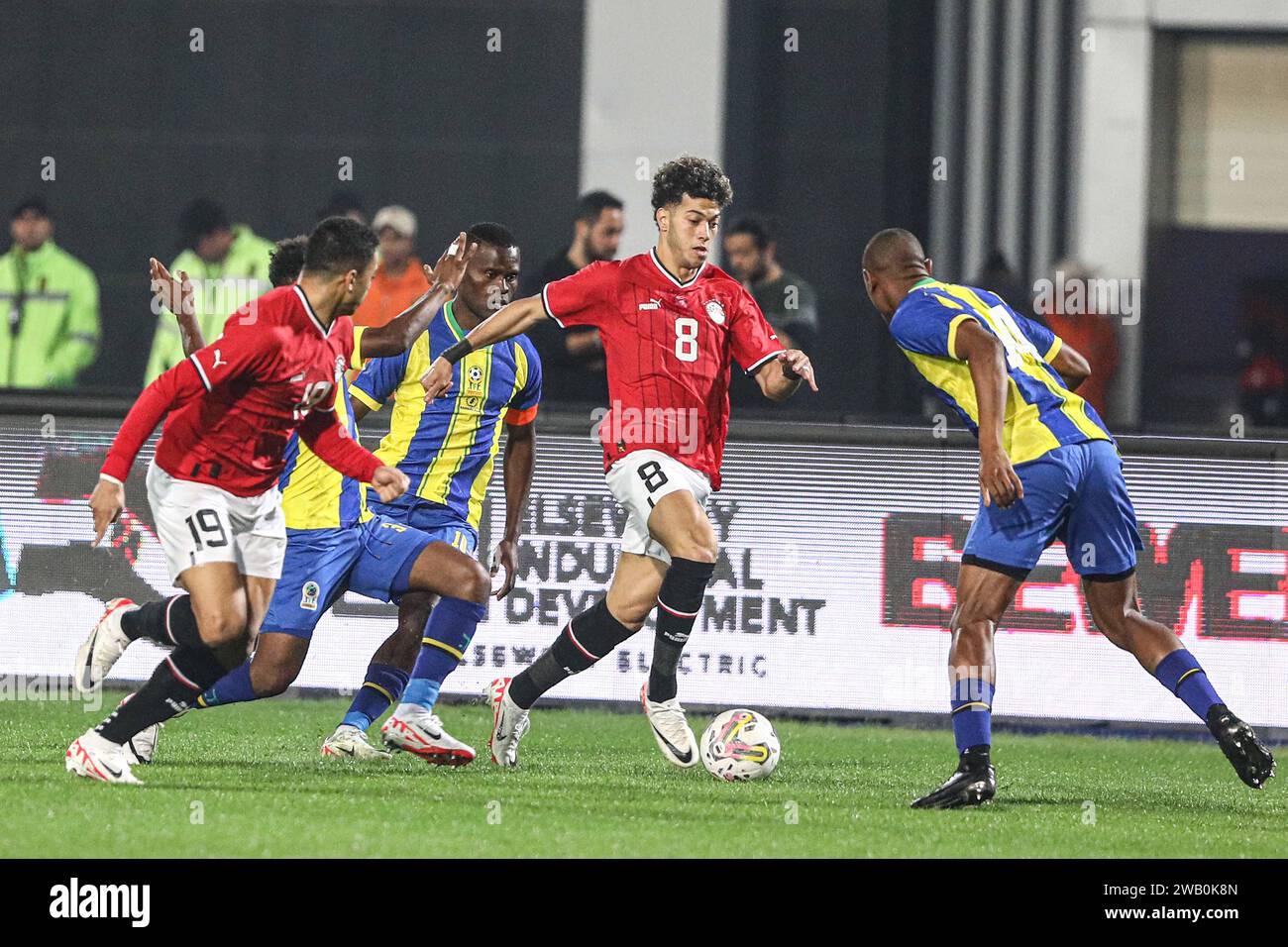 Kairo, Ägypten. Januar 2024. Emam Ashour (2. R) von Ägypten tritt während eines internationalen Freundschaftsfußballspiels zwischen Ägypten und Tansania vor dem Confederation of African Football (CAF) Africa Cup of Nations Cote d'Ivoire 2023 in Kairo, Ägypten, am 7. Januar 2024 an. Quelle: Ahmed Gomaa/Xinhua/Alamy Live News Stockfoto