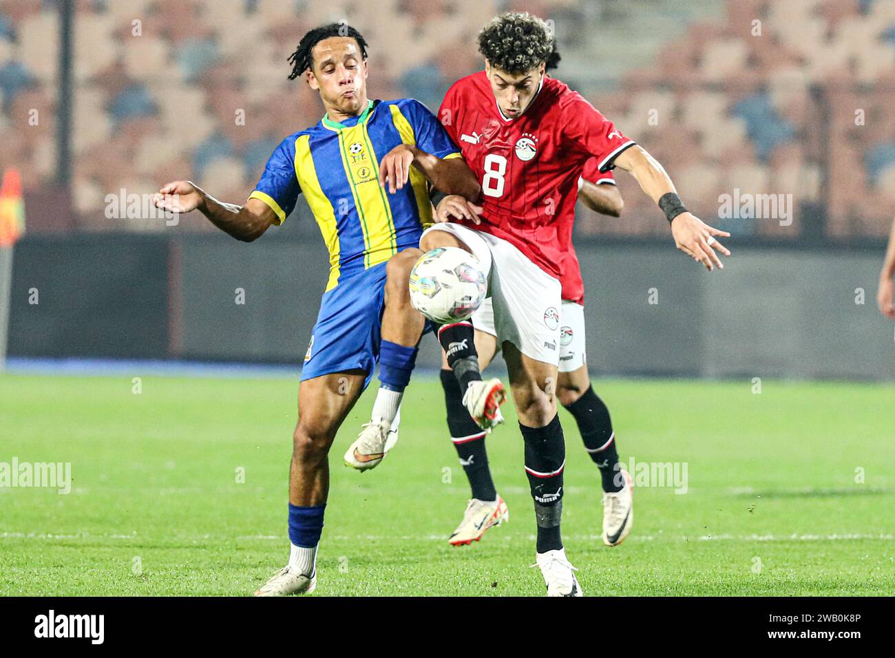 Kairo, Ägypten. Januar 2024. Emam Ashour (R) von Ägypten wetteiferte um den Ball während eines internationalen Freundschaftsfußballspiels zwischen Ägypten und Tansania vor dem Afrikanischen Fußballcup Cote d'Ivoire 2023 in Kairo, Ägypten, 7. Januar 2024. Quelle: Ahmed Gomaa/Xinhua/Alamy Live News Stockfoto