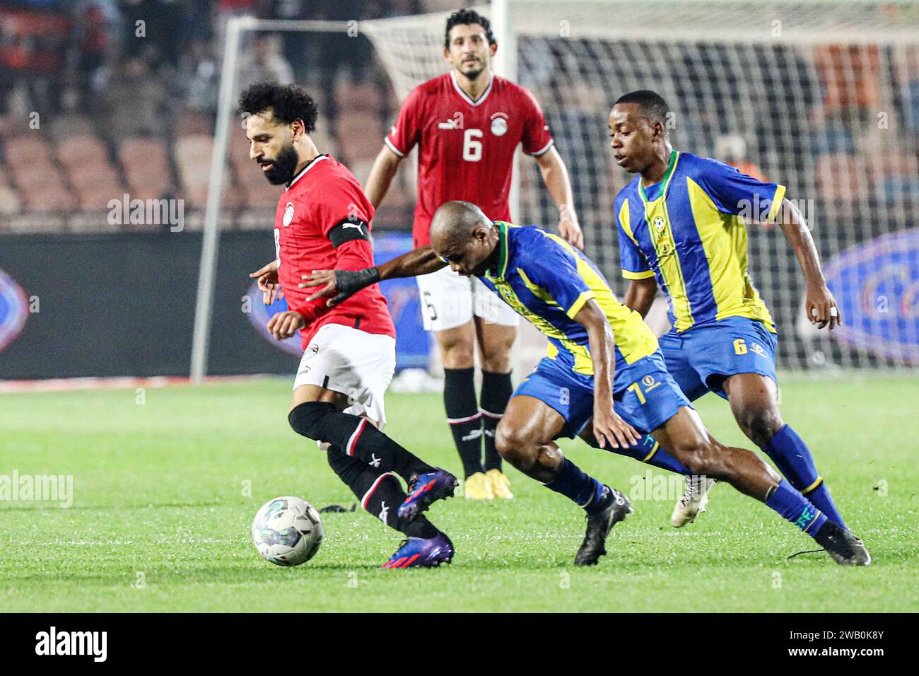 Kairo, Ägypten. Januar 2024. Mohamed Salah (Front L) von Ägypten tritt während eines internationalen Freundschaftsfußballspiels zwischen Ägypten und Tansania vor dem Confederation of African Football (CAF) Africa Cup of Nations Cote d'Ivoire 2023 in Kairo, Ägypten, am 7. Januar 2024 an. Quelle: Ahmed Gomaa/Xinhua/Alamy Live News Stockfoto