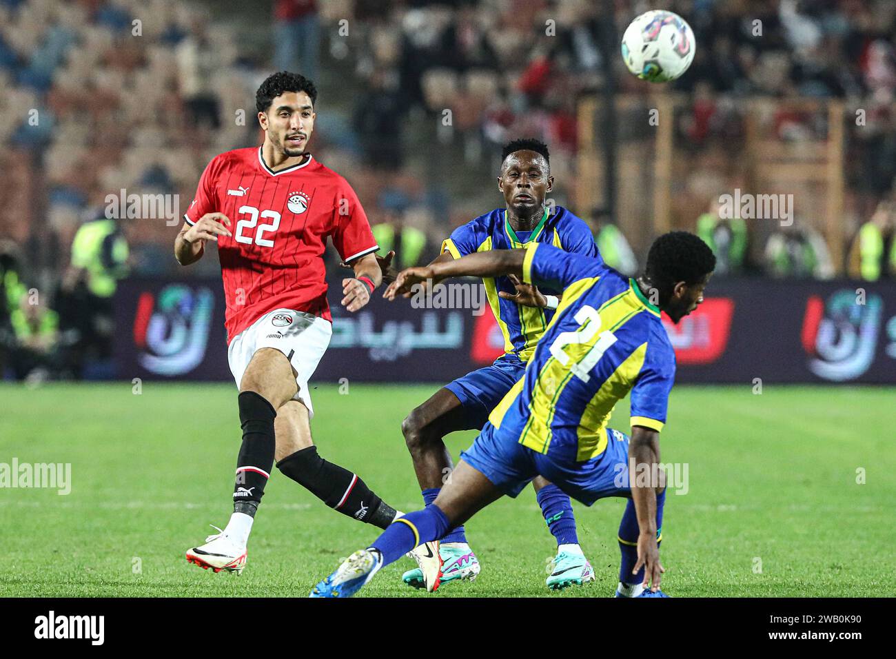 Kairo, Ägypten. Januar 2024. Omar Marmoush (L) von Ägypten tritt während eines internationalen Freundschaftsfußballspiels zwischen Ägypten und Tansania vor dem Confederation of African Football (CAF) Africa Cup of Nations Cote d'Ivoire 2023 in Kairo (Ägypten) am 7. Januar 2024 an. Quelle: Ahmed Gomaa/Xinhua/Alamy Live News Stockfoto
