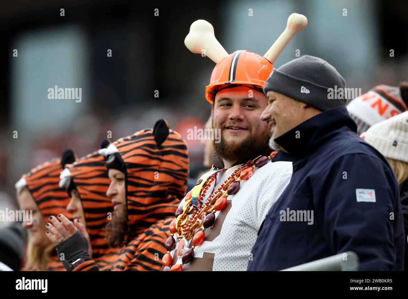 Cincinnati. Ohio, USA. Januar 2024. Cincinnati Bengals-Fans und Cleveland Browns-Fans während ihres Spiels im Paycor Stadium am Sonntag, den 7. Januar 2024 in Cincinnati. Ohio Foto von John Sommers II/UPI Credit: UPI/Alamy Live News Stockfoto