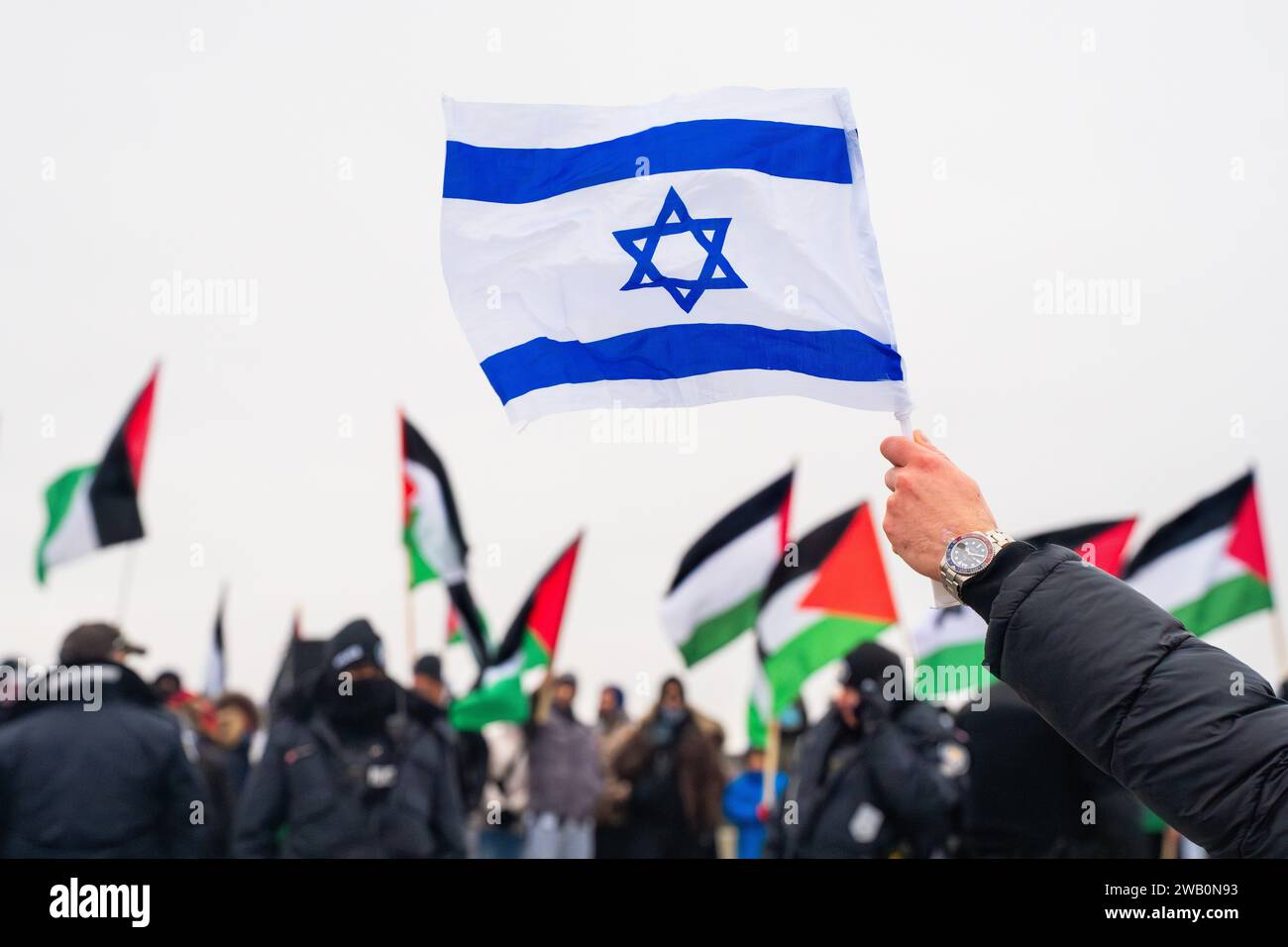 Ein Gegenprotestierer hält die Flagge Israels bei einem Anti-Israel-Protest in einem jüdischen Viertel an der Highway 401-Überführung an der Avenue Road in Toronto Stockfoto
