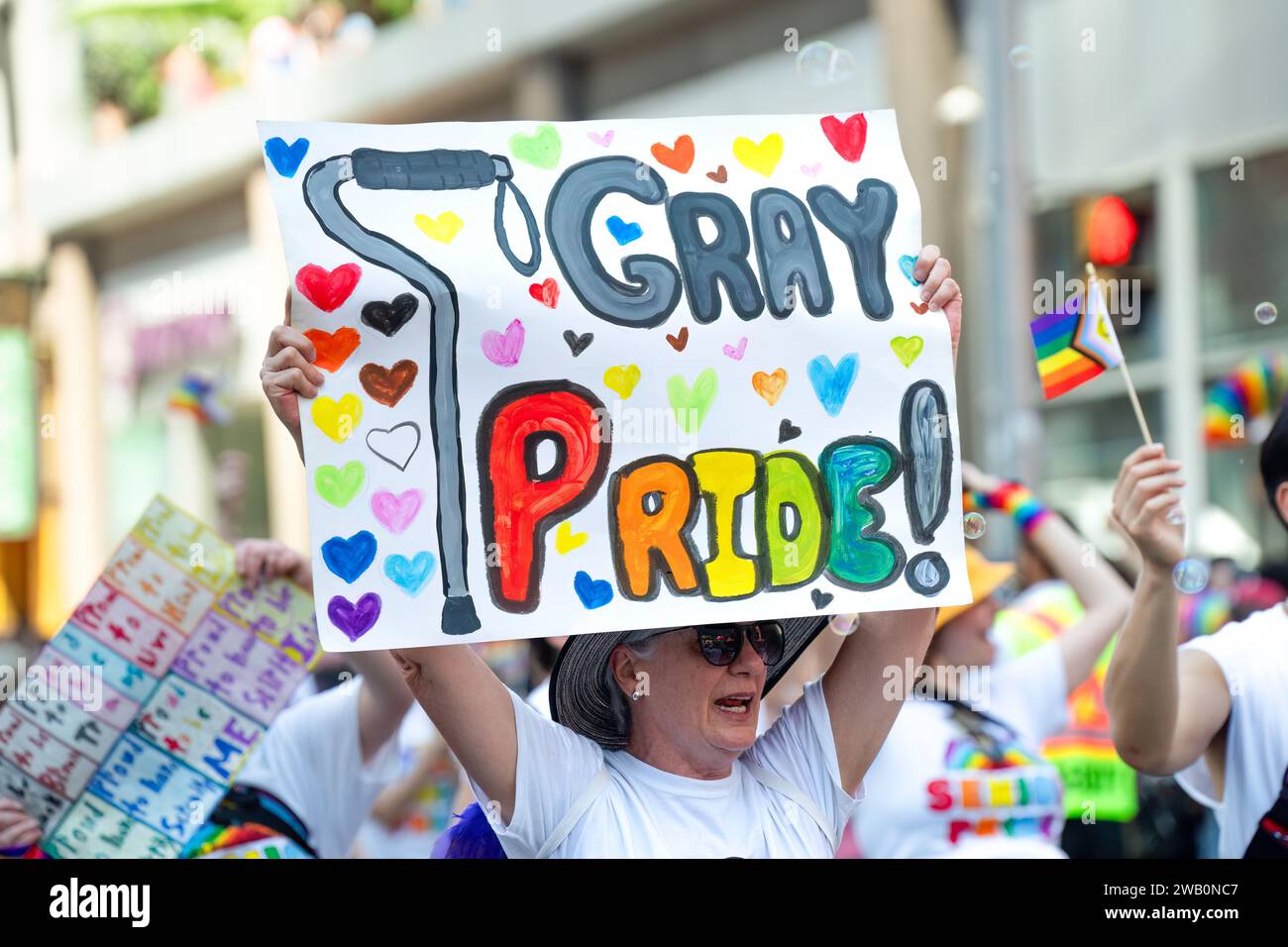 Ein Senior hat einen „grauen Stolz“! Schild bei der Toronto Pride Parade. Stockfoto