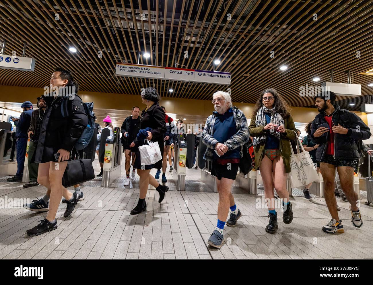 Teilnehmer ohne Hose fahren auf einer unterirdischen Fahrt am Bahnhof Liverpool. Die Teilnehmer der „No Housers Tube Ride“ werden während der Fahrt in der Londoner U-Bahn ohne Hosen normal benehmen. 'No Trousers Tube Ride' kehrte nach London zurück, obwohl ein Streik der Londoner U-Bahn angekündigt wurde und ab heute Abend beginnt. (Foto von Hesther ng / SOPA Images/SIPA USA) Stockfoto