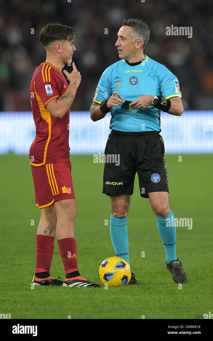 Rom, Italien. 7. Januar 2024, Stadio Olimpico, Roma, Italien; Fußball der Serie A; Roma gegen Atalanta; Paulo Dybala von AS Roma und Schiedsrichter Gianluca Aureliano Credit: Roberto Ramaccia/Alamy Live News Stockfoto