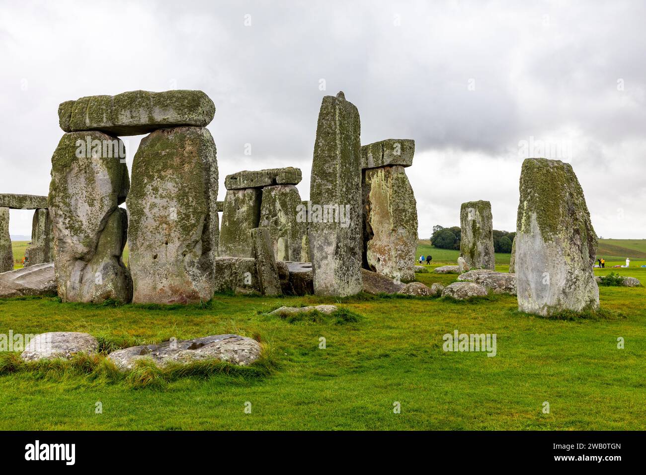 Stonehenge prähistorische Steine auf der Salisbury-Ebene in Wiltshire England, Touristen und Besucher der Weltkulturerbestätte, Großbritannien, 2023 Stockfoto