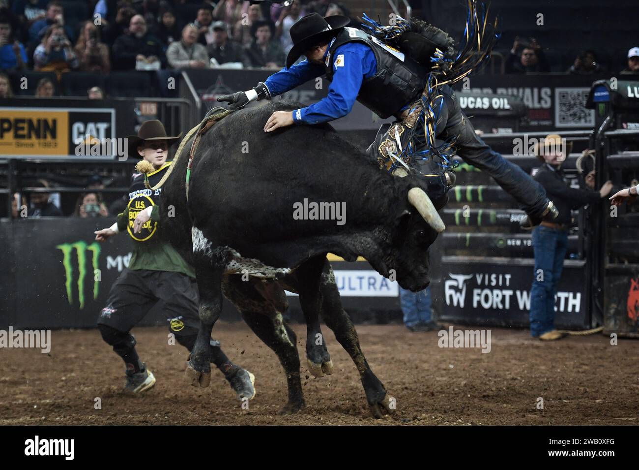 New York, USA. Januar 2024. Der professionelle Bullenreiter Eduardo Aparecido reitet auf einem Bullen namens Sky's The Limit, während er in Runde 3 des Professional Bullenreitens „PBR Unleash the Beast“ im Madison Square Garden, New York, NY, am 7. Januar 2024 antritt. (Foto: Anthony Behar/SIPA USA) Credit: SIPA USA/Alamy Live News Stockfoto