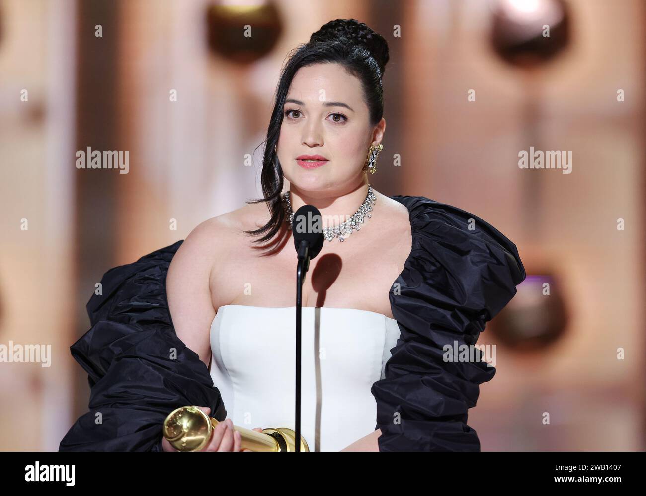 Beverly Hills, Usa. Januar 2024. Lily Gladstone nimmt bei den 81. Golden Globe Awards, die am 7. Januar 2024 im Beverly Hilton Hotel in Beverly Hills, Kalifornien stattfanden, den Preis für die beste Leistung eines weiblichen Schauspielers in einem Film-Drama für „Killers of the Flower Moon“ entgegen. Quelle: PMC/Alamy Live News Stockfoto