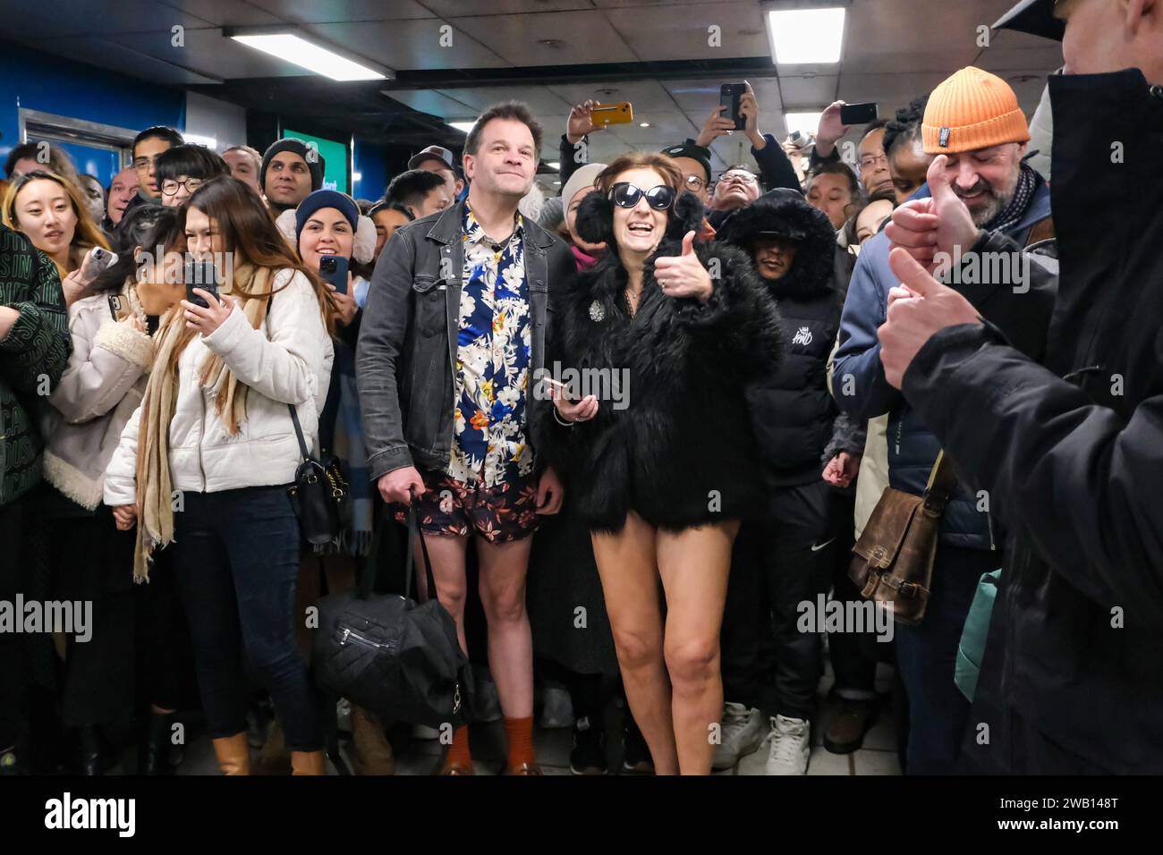 London, Großbritannien. Januar 2024. Die Teilnehmer der No Trousers Tube Ride 2024 ziehen sich an einem kühlen Nachmittag zu ihrer Unterhose für einen jährlichen Flashmob in der Londoner U-Bahn aus. Die Veranstaltung, die seit 2009 jedes Jahr zum Spaß in London stattfindet, wurde von der No Pants Subway Ride in New York inspiriert. Quelle: Eleventh Photography/Alamy Live News Stockfoto