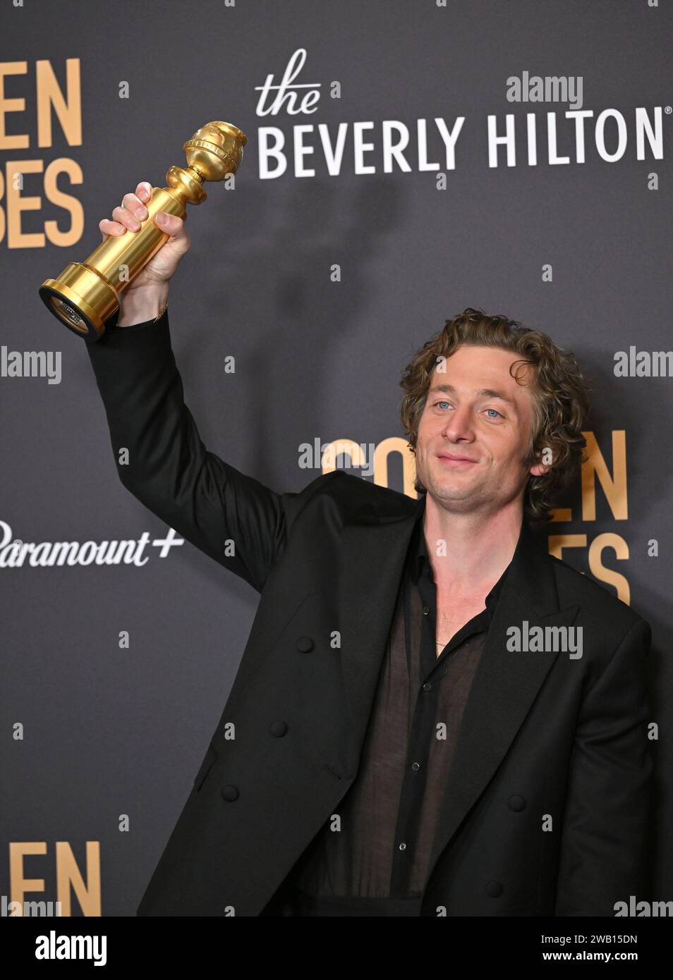 Beverly Hills, Usa. Januar 2024. Jeremy Allen White tritt hinter den Kulissen auf, nachdem er den Preis für die beste Leistung eines männlichen Schauspielers in einer Fernsehserie - Musical oder Comedy Award für „The Bear“ während der 81. Jährlichen Golden Globe Awards im Beverly Hilton in Beverly Hills, Kalifornien am Sonntag, den 7. Januar 2024 gewonnen hat. Foto: Chris Chew/UPI Credit: UPI/Alamy Live News Stockfoto