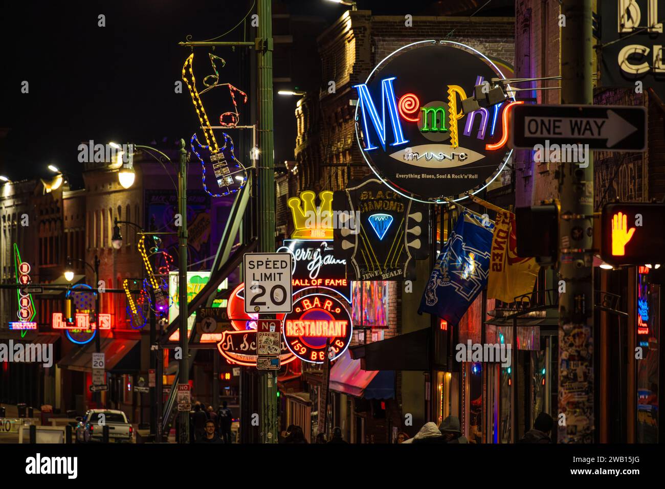 Bunte Neonschilder entlang der Beale Street im Zentrum von Memphis, Tennessee. (USA) Stockfoto