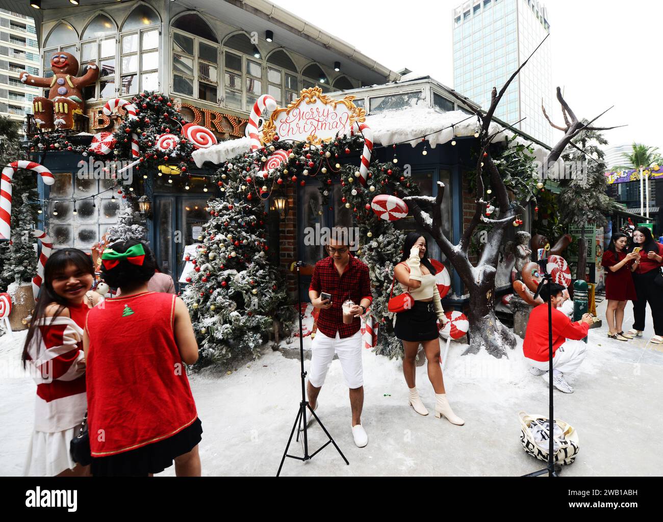 Junge Thais, die sich in einer falschen Winterszene in Bangkok, Thailand, vorstellen. Stockfoto