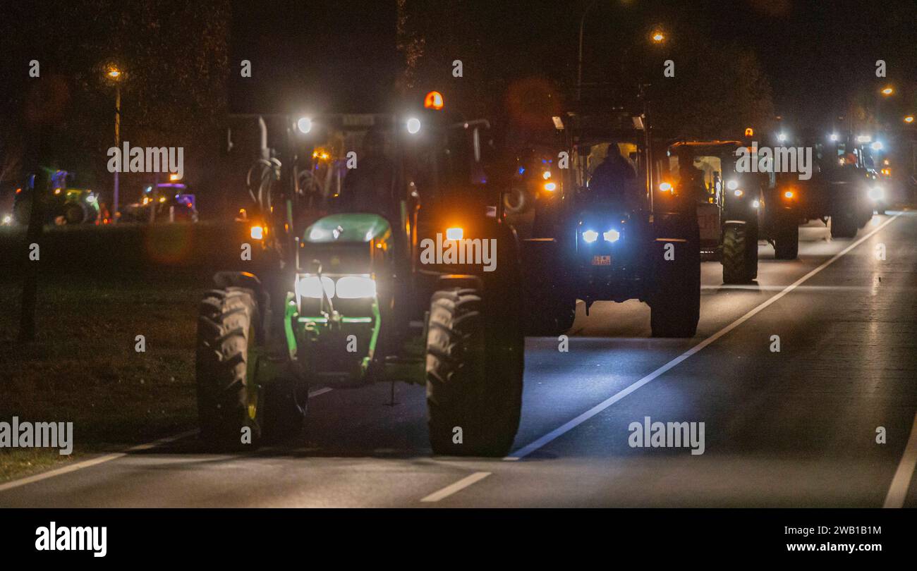 08.01.2024, Proteste der Landwirte und Speditonen in Fulda, Osthessen Bild: Die Protestwelle der Landwirte und Speditionen in Osthessen rollt an. Der Demonstrationszug rollt los. Fulda Hessen Deutschland *** 08 01 2024, Proteste von Bauern und Spediteuren in Fulda, Osthessen Bild die Protestwelle von Bauern und Spediteuren in Osthessen rollt im Demonstrationszug vor Fulda Hessen Deutschland Stockfoto