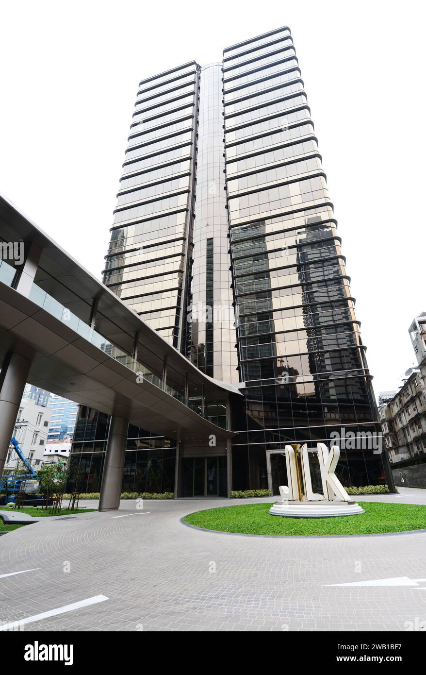 Der neue JLK-Turm an der Ecke Sukhumvit Road und Soi 7 in Bangkok, Thailand. Stockfoto