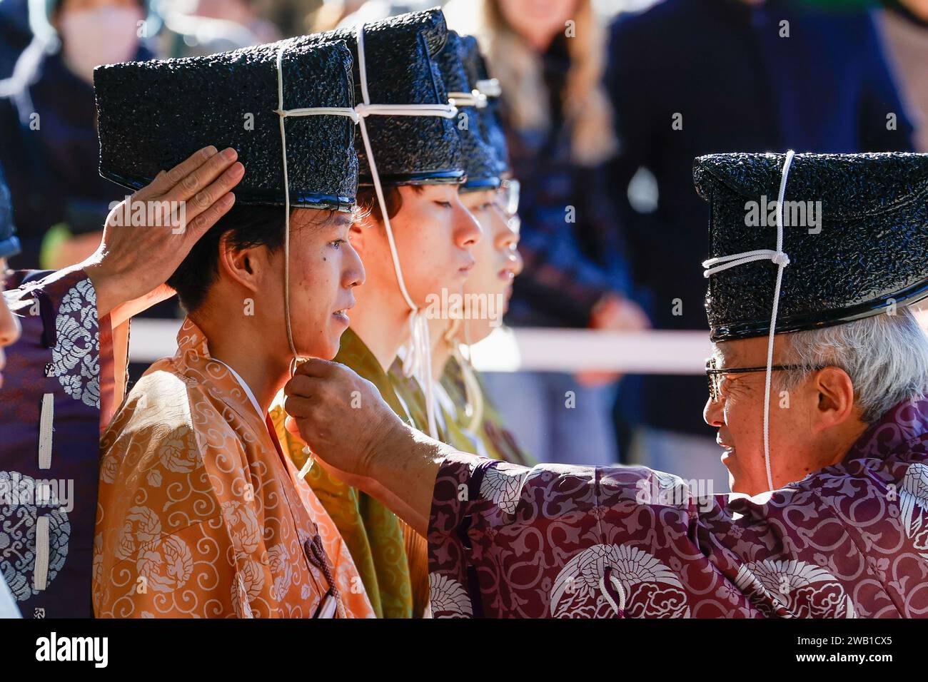 Tokio, Japan. Januar 2024. Junge Männer nehmen an der Zeremonie des Coming of Age Day im Meiji Jingu-Schrein Teil. Der Tag des Endes (Seiji no Hi) ist ein Feiertag, um all jenen zu gratulieren und sie zu ermutigen, die in Japan Erwachsene geworden sind (18 Jahre alt). Die jährliche Feier findet am zweiten Montag im Januar statt. (Kreditbild: © Rodrigo Reyes Marin/ZUMA Press Wire) NUR REDAKTIONELLE VERWENDUNG! Nicht für kommerzielle ZWECKE! Quelle: ZUMA Press, Inc./Alamy Live News Stockfoto