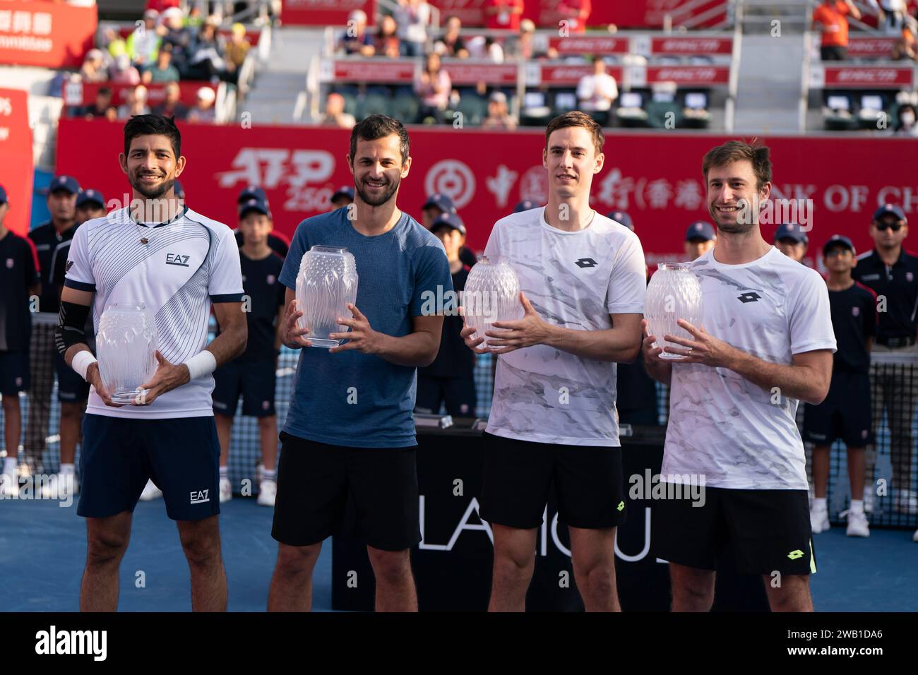 Hongkong, China. Januar 2024. Sander Gille aus Belgien (R1), Joran Vliegen (R2), Marcelo Arevalo aus El Salvador (L1) und Mate Pavic aus Kroatien (L2) machen Gruppenfotos nach dem Endspiel der Herren-Doppel am letzten Tag der Bank of China ATP 250 Hong Kong Tennis Open 2024 im Victoria Park Tennis Stadium. Ergebnis: Sander Gille/Joran Vliegen 0:2 Marcelo Arevalo/Mate Pavic Credit: SOPA Images Limited/Alamy Live News Stockfoto