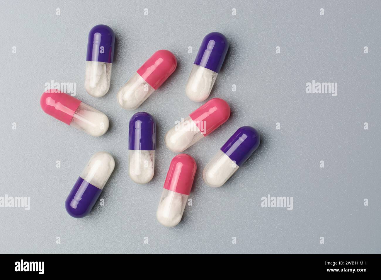 Nahaufnahme von blauen und rosafarbenen Pulver-Inhalationskapseln, enthalten Trockenpulverform des Medikaments, das freigesetzt und in die Lunge isoliert eingeatmet wird Stockfoto