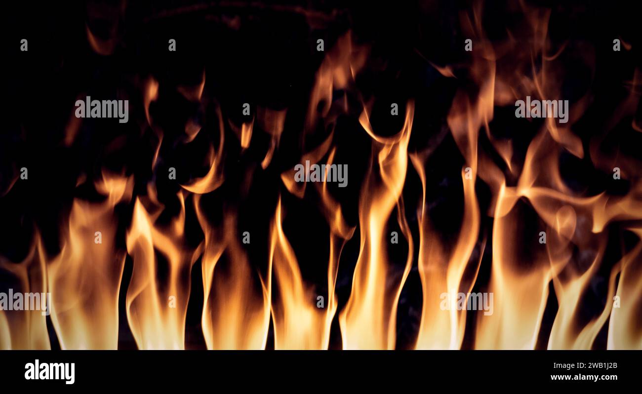 Flammen im Kamin. Texturhintergrund isoliert auf schwarzem Hintergrund Stockfoto