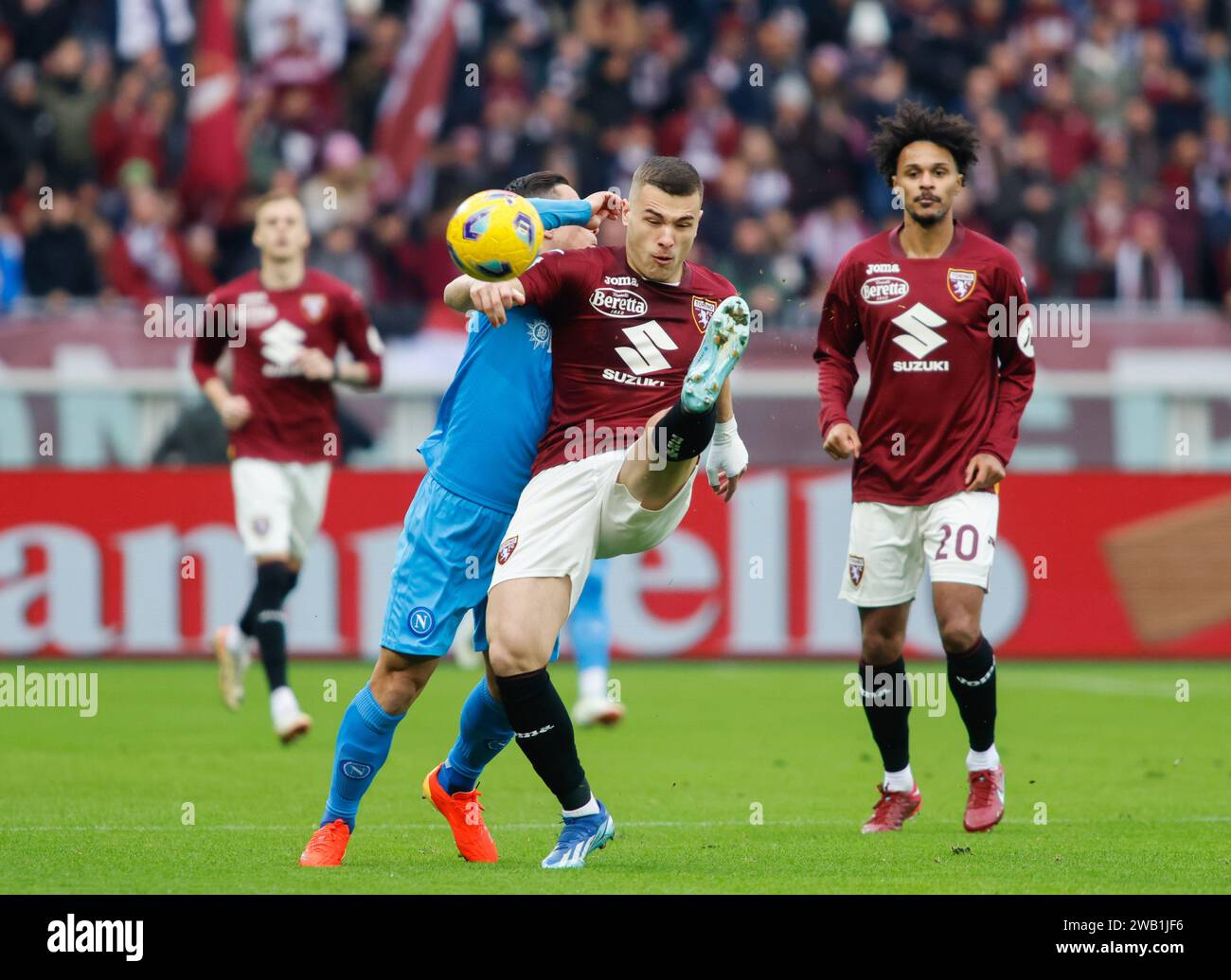 Giacomo Raspadori von SAC Napoli (L) und Alessandro Buongiorno von Torino FC (R) im Spiel zwischen Turin FC und SSC Napoli im Rahmen der italienischen Serie A, Fußballspiel im Stadio Olimpico Grande Torino. Endpunktzahl; Turin FC 3-0 SSC Napoli (Foto: Nderim Kaceli / SOPA Images/SIPA USA) Stockfoto