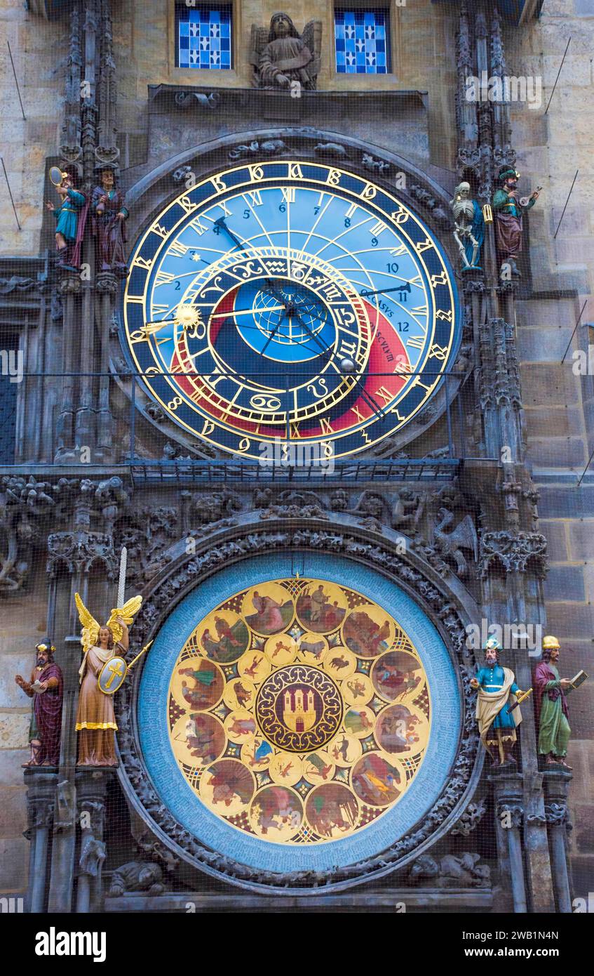 Berühmte mittelalterliche astronomische Uhr, die am Turm des Alten Rathauses befestigt ist. Erbaut im Jahr 1410, ist die älteste Uhr der Welt, die noch in Betrieb ist, in Stockfoto