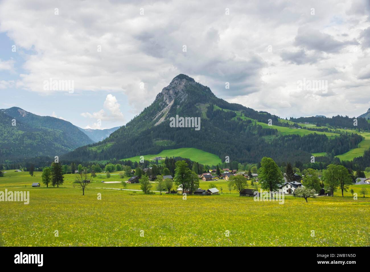 Sommer österreichische Landschaft mit grünen Wiesen und beeindruckenden Bergen, Blick vom kleinen Alpendorf Tauplitz, Steiermark, Österreich Stockfoto