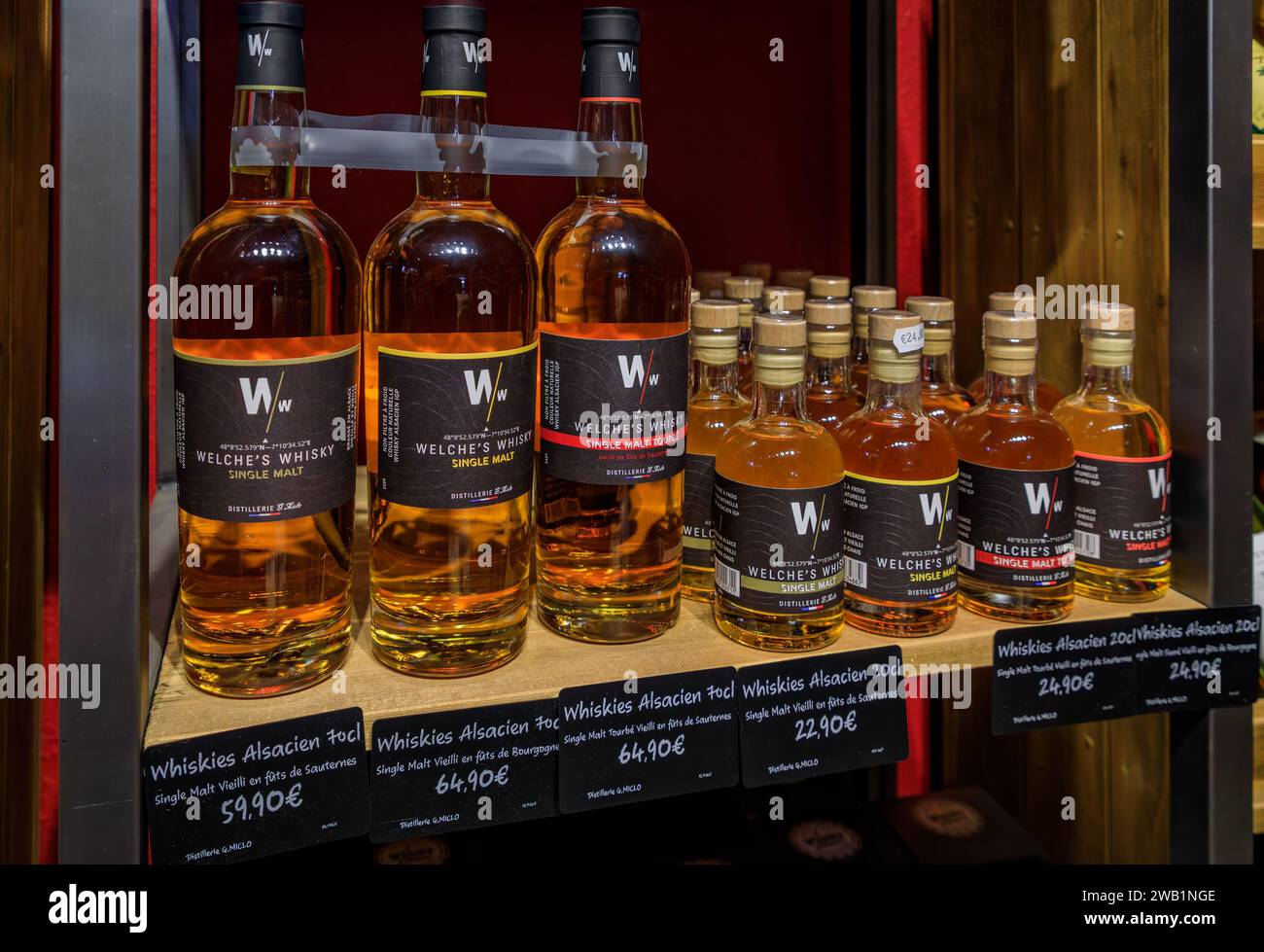 Colmar, Frankreich - 4. Juni 2023: Elsässischer Welche s Whisky aus der handwerklichen Destillerie G Miclo, Single Malt-Auswahl in einem Geschäft Stockfoto