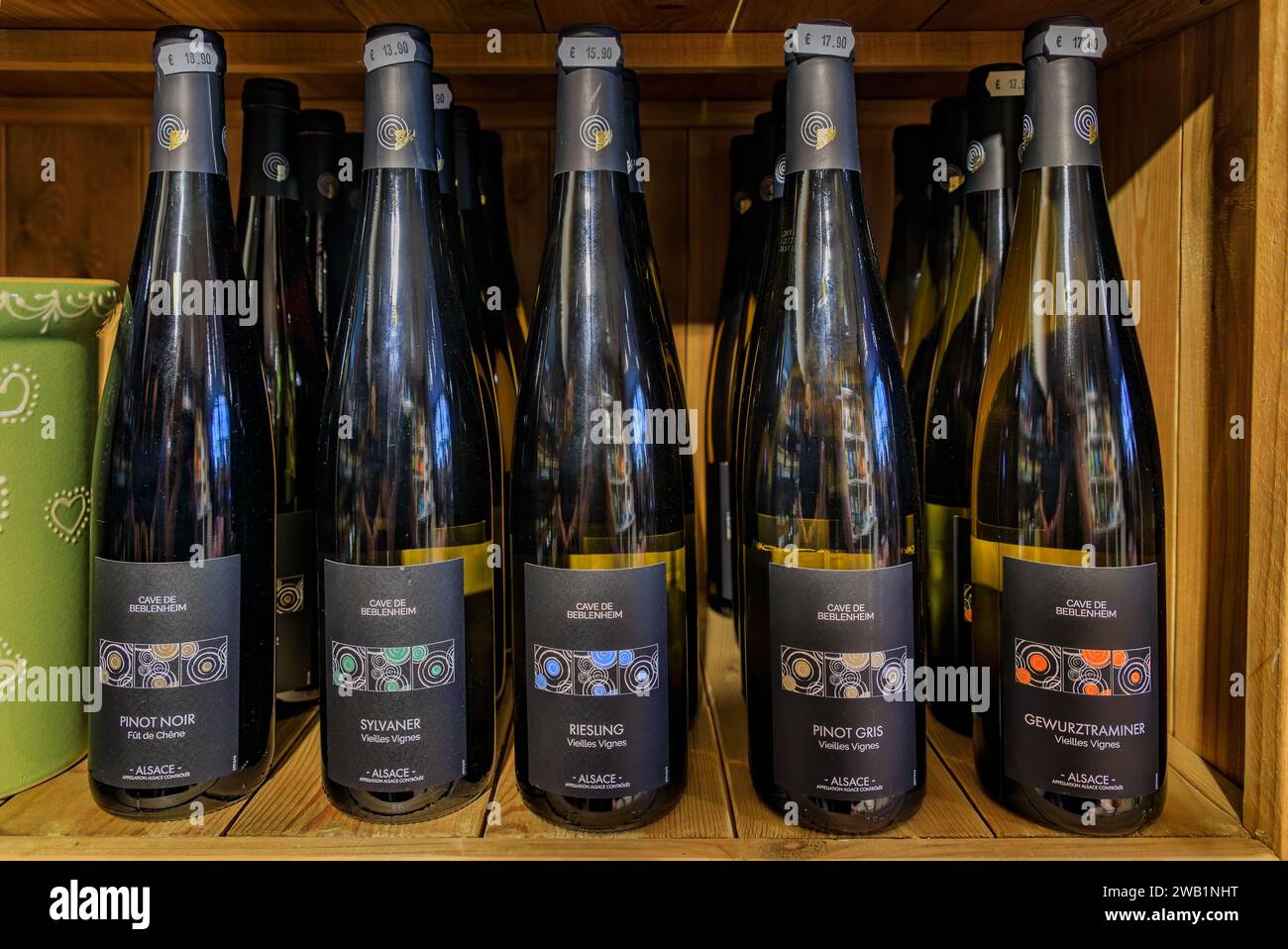 Colmar, Frankreich - 4. Juni 2023: Elsässische Weine aus alten Rebstöcken Pino Gris, Pinot Noir, Sylvaner, Riesling Gewurtzraminer aus Cave de Beblehem in einem Laden Stockfoto