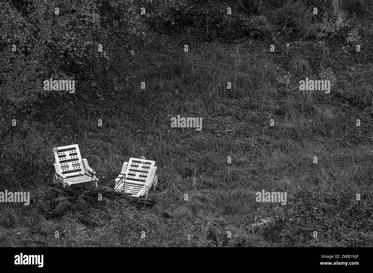 Plastiksessel liegen auf einem Hügel in der Nähe von Cahors, Lot Department, Frankreich Stockfoto