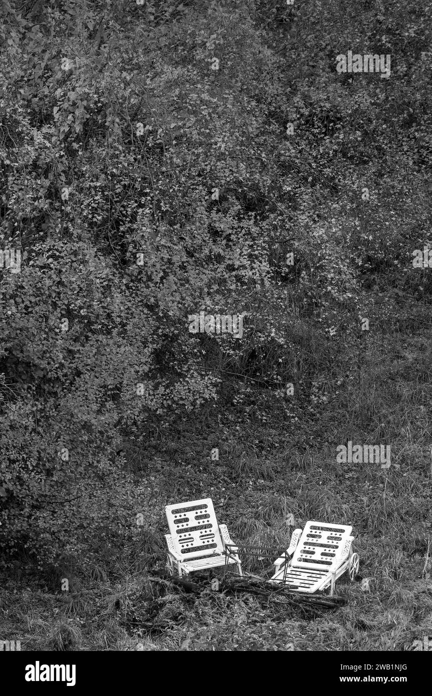 Plastiksessel liegen auf einem Hügel in der Nähe von Cahors, Lot Department, Frankreich Stockfoto