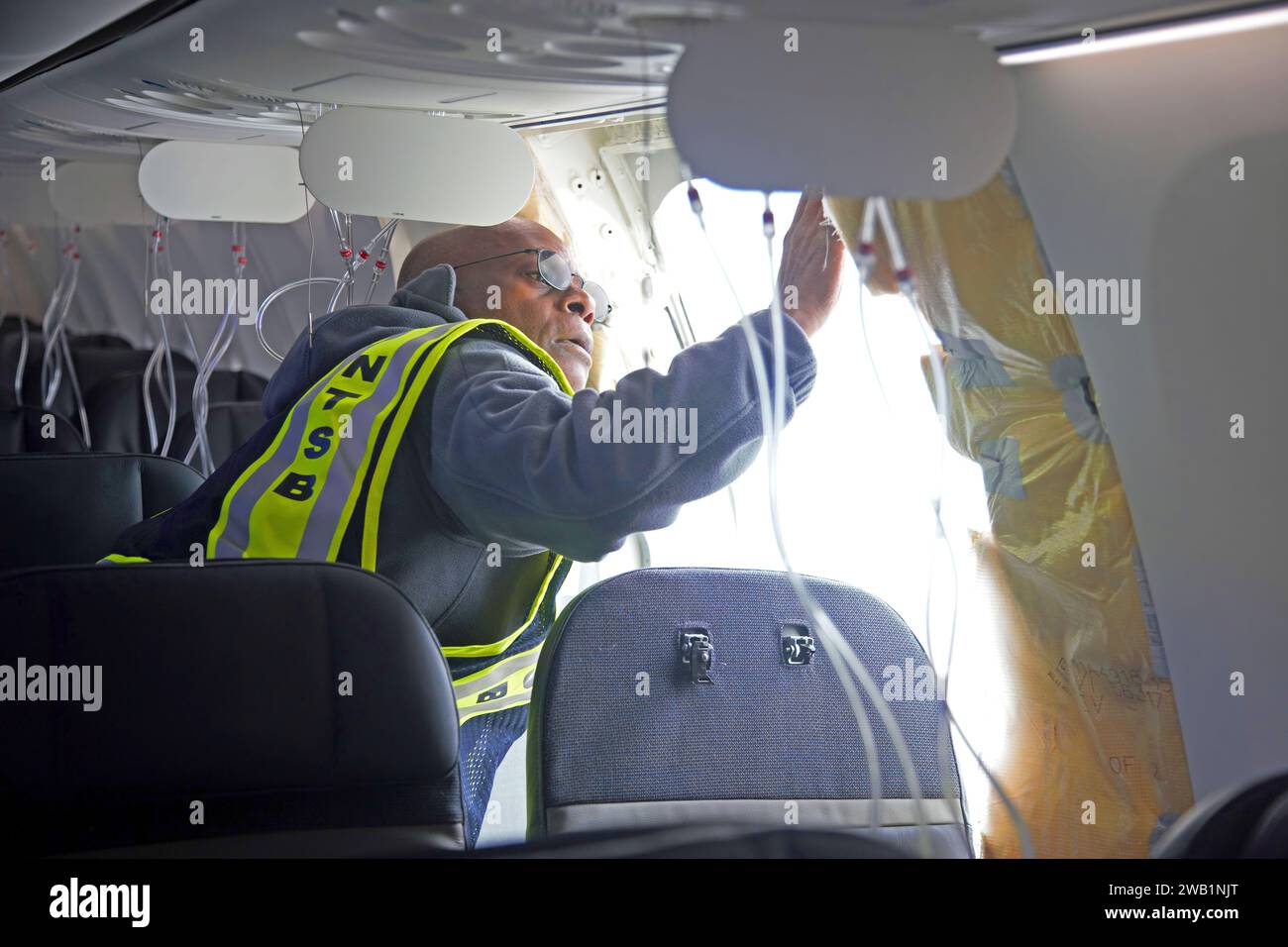 NTSB-Untersuchung des Unfalls am 5. Januar mit dem Flug 1282 der Alaska Airlines auf einer Boeing 737-9 MAX. NTSB-Ermittler in der Flugzeugkabine, in der Nähe des Rumpf-Lochs, wo der Türstopfen ausfiel. Stockfoto