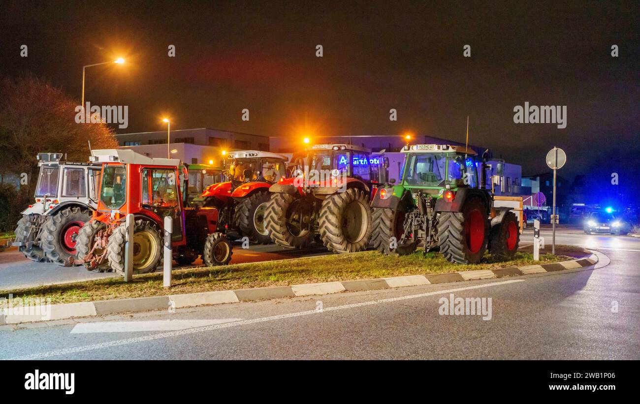 Nieder Olm, Deutschland. Januar 2024. Bauern blockieren mit ihren Traktoren die Autobahnzufahrt zur A63 in Klein-Winternheim. Als Reaktion auf die Sparpläne der Bundesregierung hat der Bauernverband eine Aktionswoche mit Kundgebungen und Kundgebungen ab dem 8. Januar gefordert. Am 15. Januar findet in einer großen Demonstration in Berlin statt. Darlegung: Andreas Arnold/dpa/Alamy Live News Stockfoto