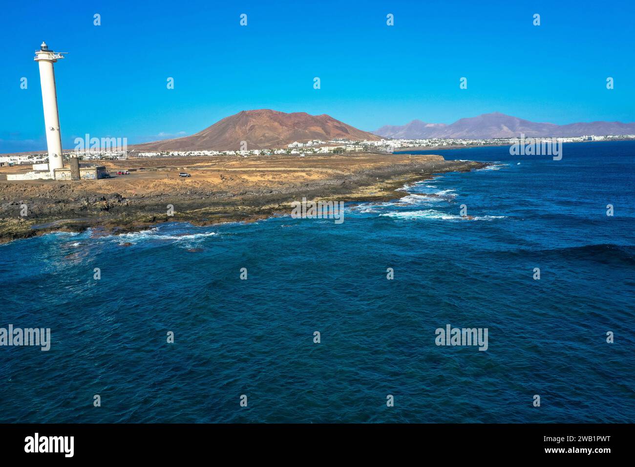 Drohnenfotografie des Leuchtturms Faro de Punta Pechiguera und der wunderschönen playa blanca. Luftaufnahme. Tourismus- und Urlaubskonzept. Lanzarote Stockfoto