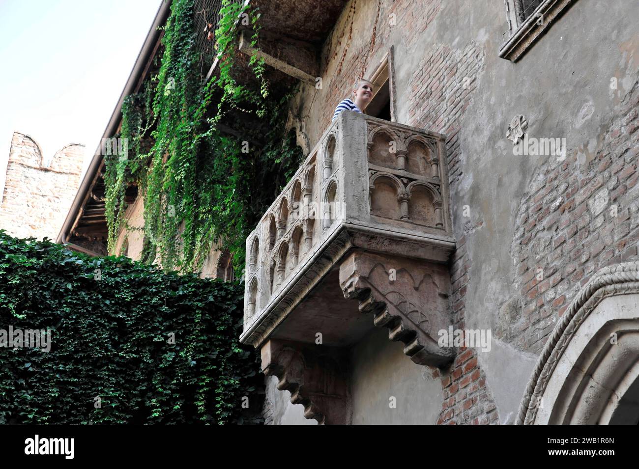Balkon im Haus der Julia, Casa di Giulietta, Schauplatz von Shakespeares Romeo und Julia, Verona mit mittelalterlicher Altstadt, Veneto, Italien, Verona Stockfoto