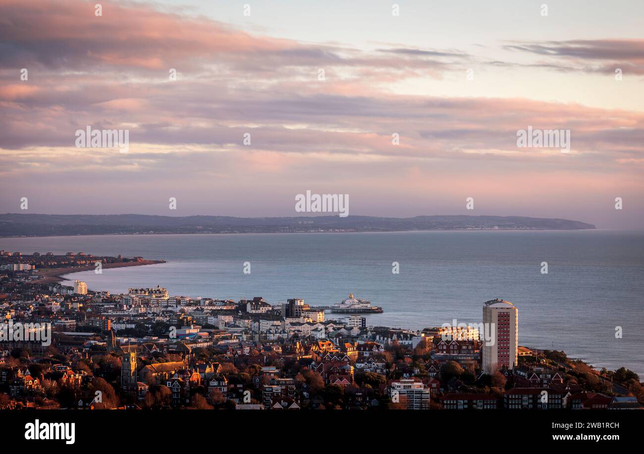 Januar Sonnenaufgang von Beachy aus geht es über die Küstenstadt Eastbourne an der östlichen Küste von Sussex im Südosten Englands Großbritannien Stockfoto