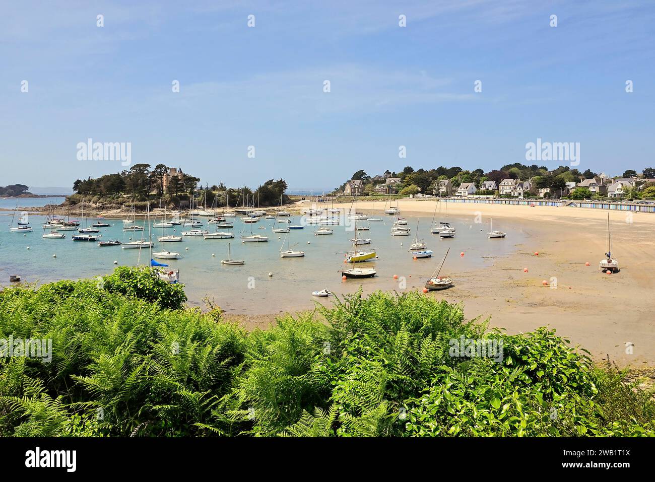 Smaragdküste mit Booten in der Nähe von Saint-Briac-sur-Mer, Ille-et-Vilaine, Bretagne, Frankreich Stockfoto