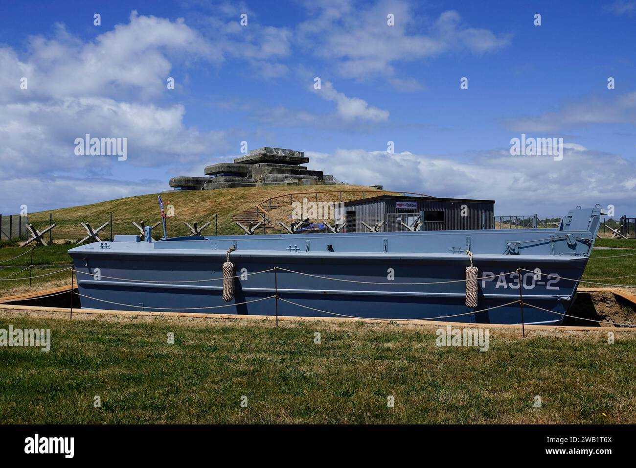 Musee Memoires 39–45, Bunker und Landungsschiff aus dem 2. Weltkrieg in der Nähe der Pointe Saint-Mathieu, Plougonvelin, Département Finistere, Bretagne Stockfoto