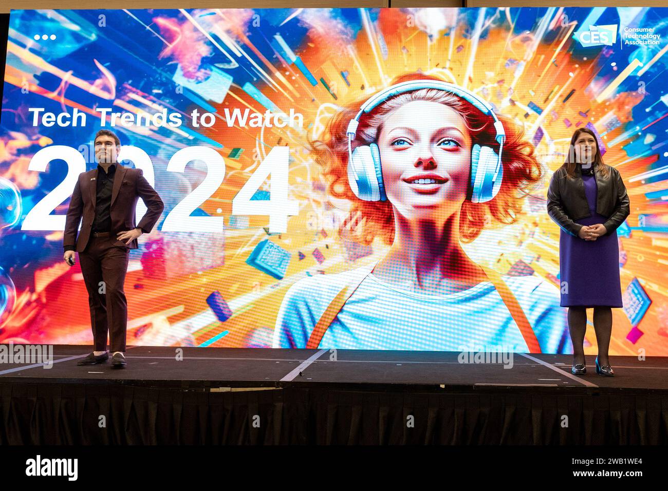 Las Vegas, USA. Januar 2024. Brian Comiskey (L) und Jessica Booth bieten eine Vorschau auf einflussreiche Trends während der Präsentation „Trends to Watch“ von CTA auf der CES 2024 Media Days im Mandalay Bay in Las Vegas, NV am 7. Januar 2024. (Travis P Ball/SIPA USA) Credit: SIPA USA/Alamy Live News Stockfoto